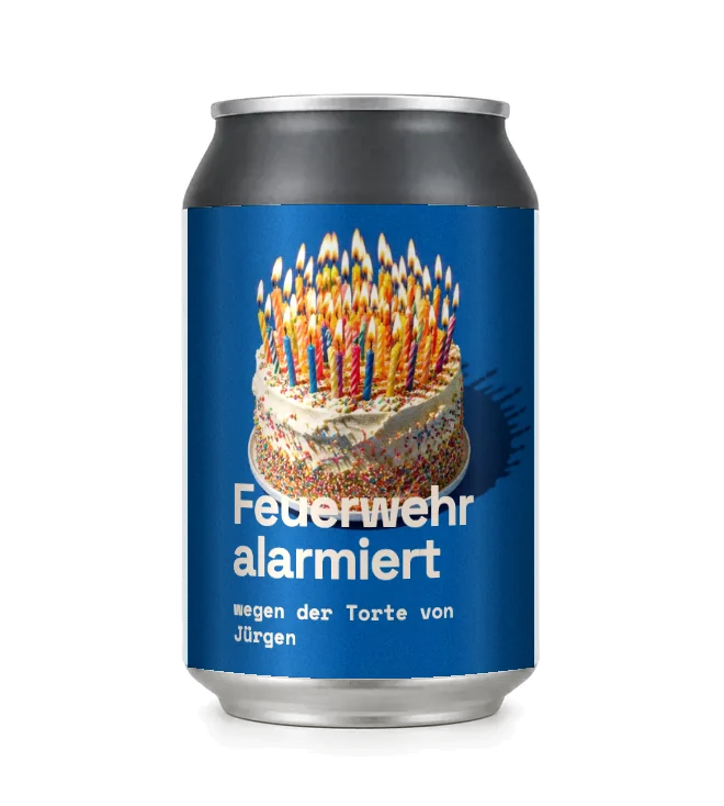 Dose mit dem Etikett "Feuerwehr alarmiert" und einer Geburtstagstorte voller Kerzen