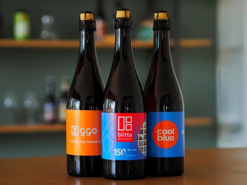 Flessen met een eigen bedrijfsetiket op een bar