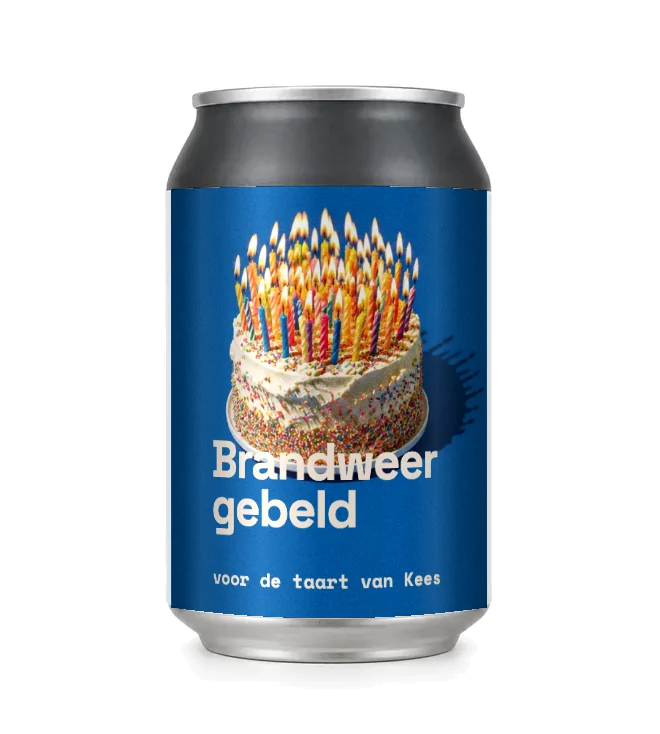 Blik met het etiket "Brandweer gebeld" en een verjaardagstaart vol kaarsjes