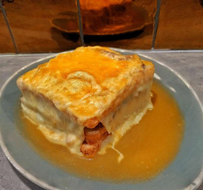 Francesinha met piri piri biersaus