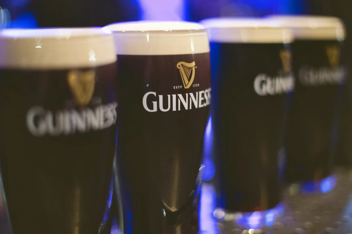 Perfekt gezapfte Gläser Guinness