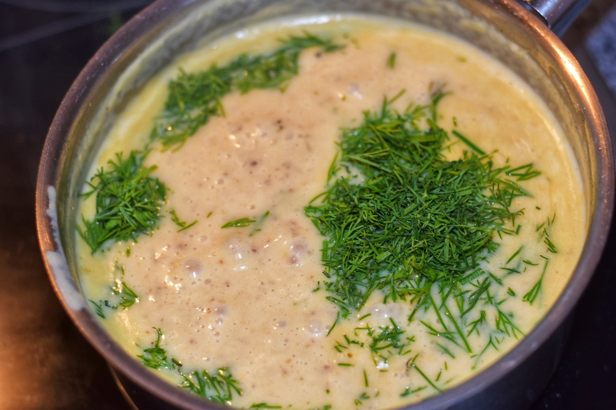 Zubereitung der Senf-Dill Sauce