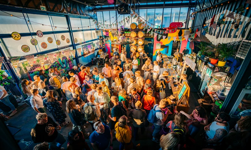 Het proeflokaal in Utrecht was goed gevuld tijdens het Cheers To The Next 10 Years feest