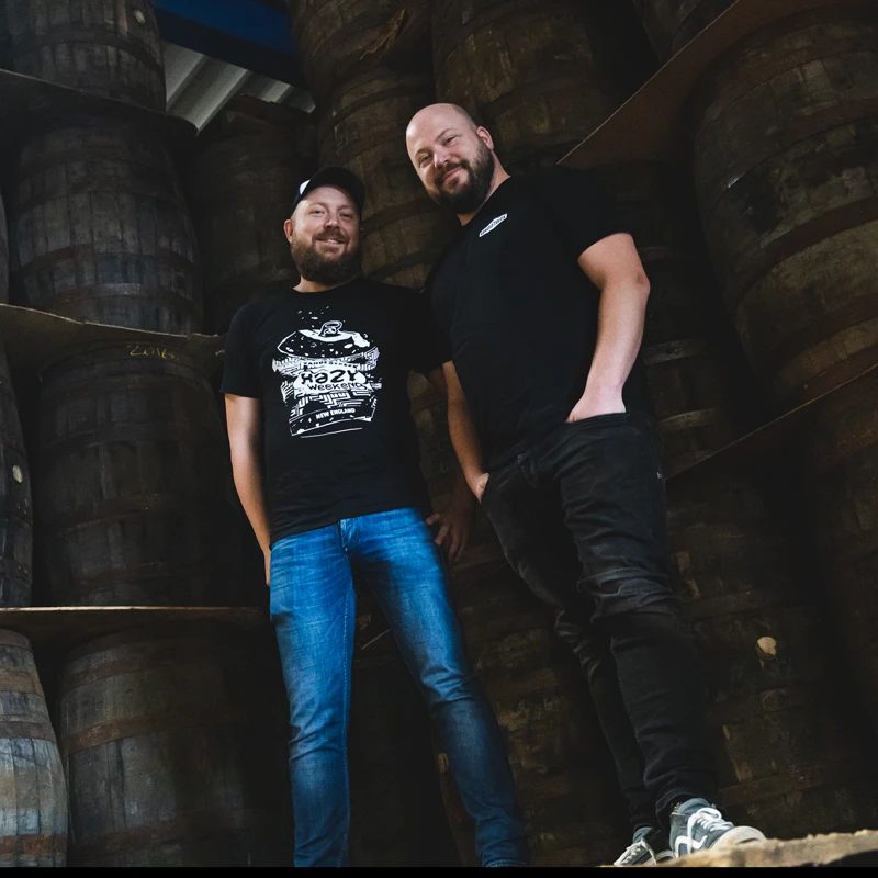 Ronald en Sander van de Streek van VandeStreek Bier in de barrelroom van hun brouwerij