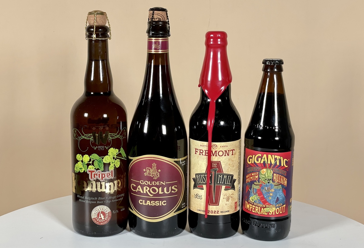 Große Flaschen v.l.n.r.; 75cl Model Belge (kein Pfand), 75cl Model Champenoise (oft mit Pfand), 65cl Bomber (USA-Modell, kein Pfand), 50cl British (kein Pfand)