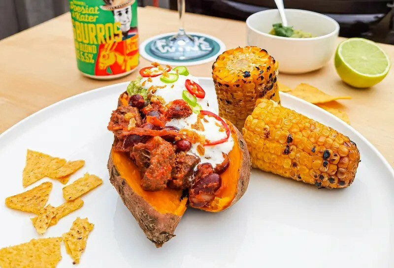 Zoete aardappel gevuld met chili con carne