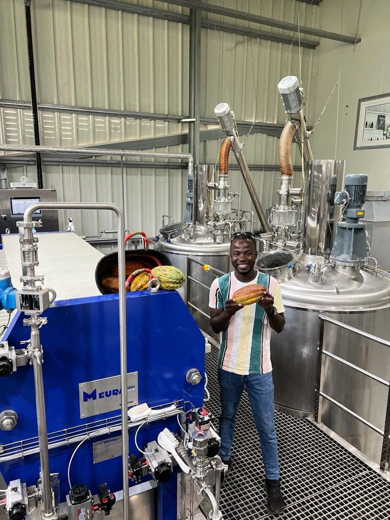 Een medewerker van Tale Beer Craft voegt lokale ingrediënten toe aan het brouwsel