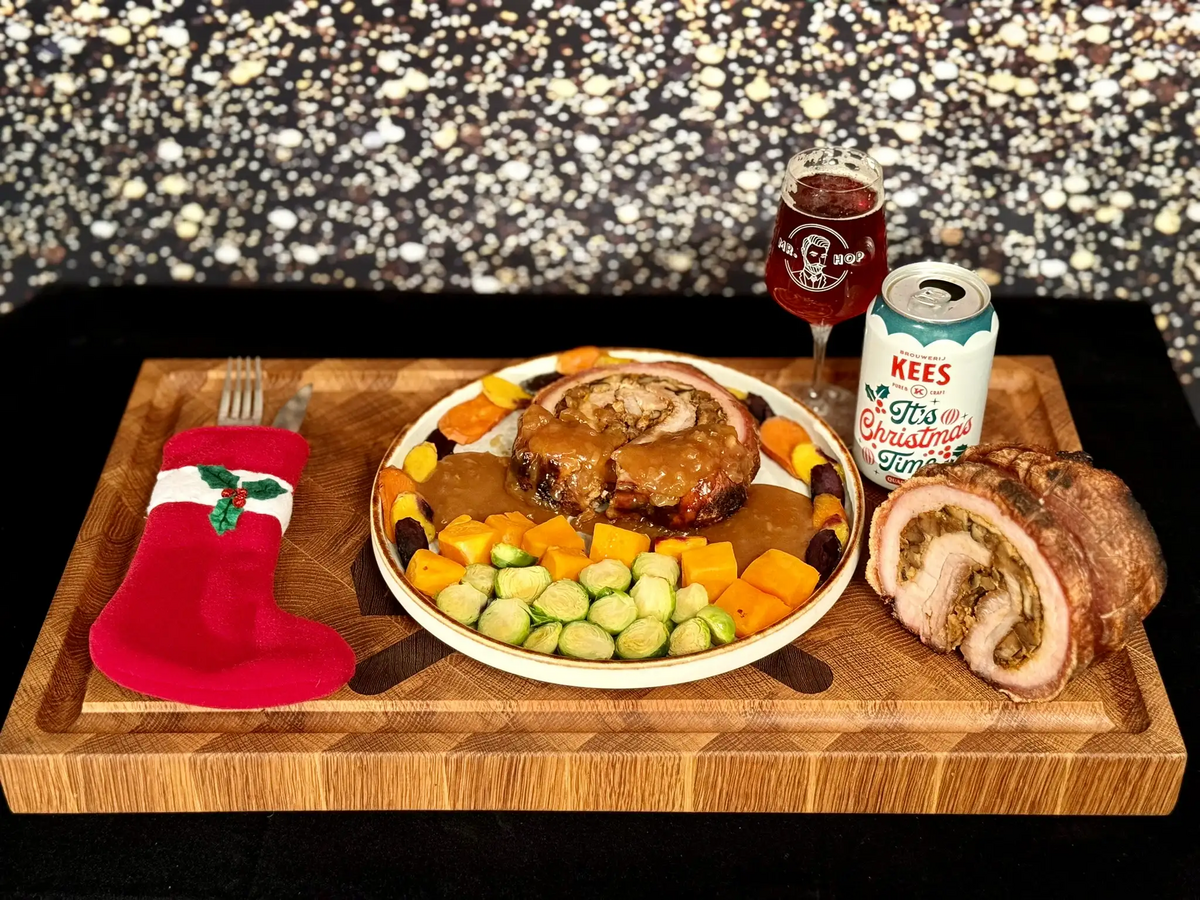 Porchetta met paddenstoelvulling en Quadrupel-saus gemaakt door BBQ Nerds