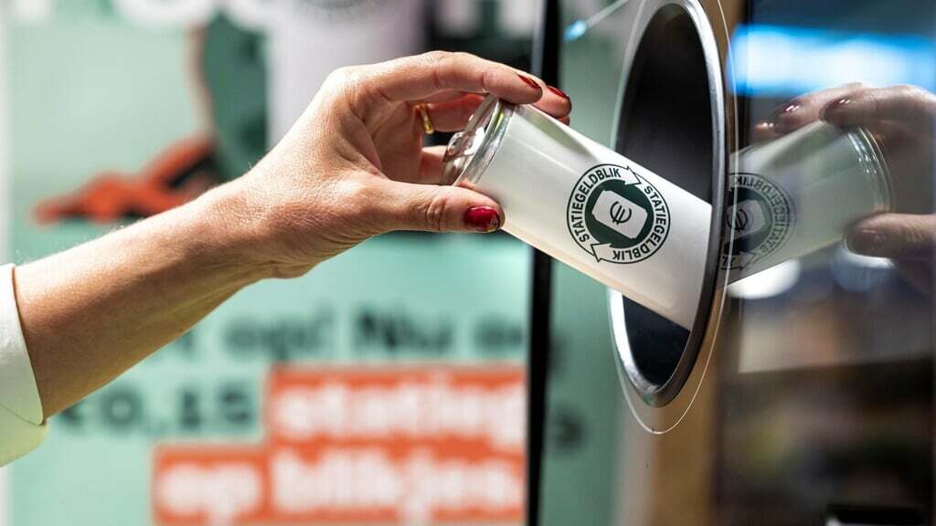 Lever je statiegeld in bij een Reverse Vending Machine (RVM) in de supermarkt.