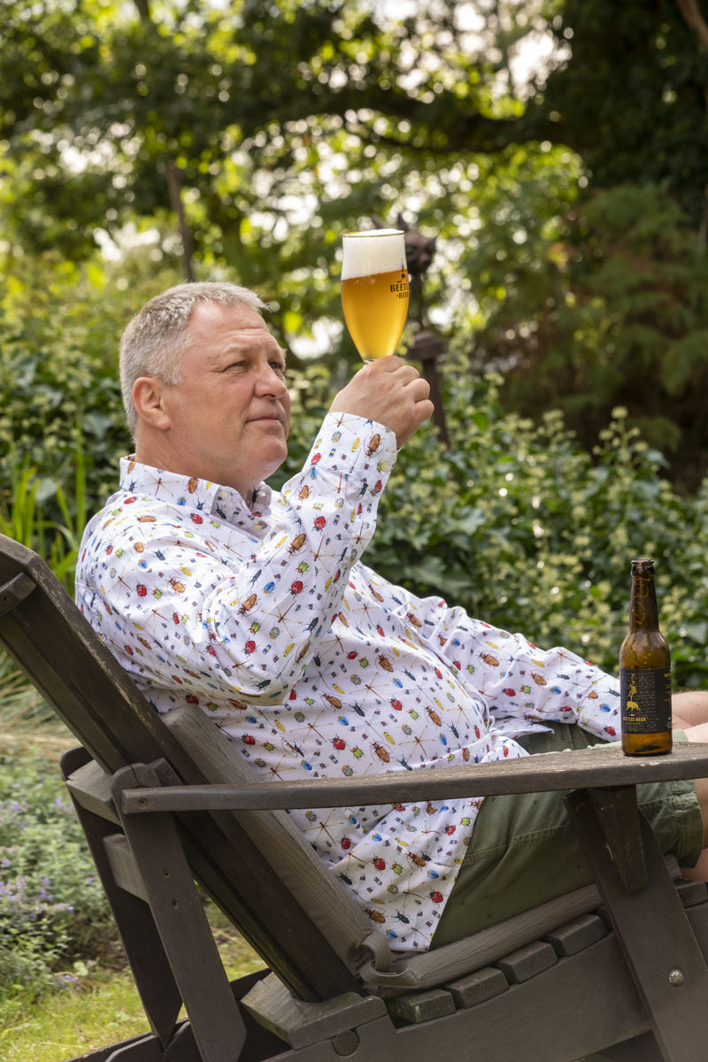 Willem Lieberwirth von Beetles Beer genießt in seinem Garten das Beetles Beer Novel Blond