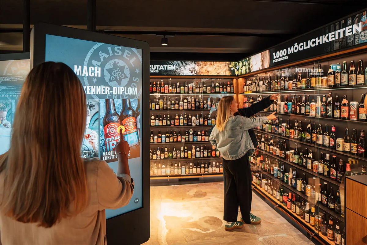 Bezoekers in de interactieve bierexpositie van Maisel